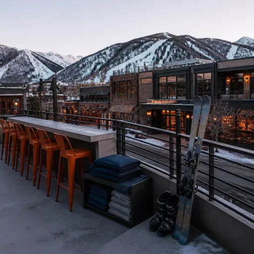 Best Après Ski Bars in Aspen: How to Match Your Hotel to the Scene
